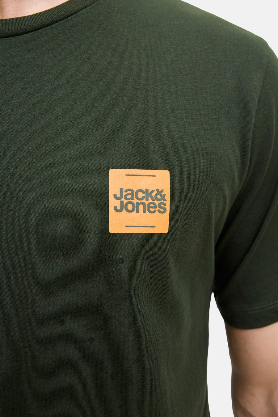 T-shirt à manches courtes vert par ORIGINALS BY JACK & JONES, avec un logo carré sur la poitrine.