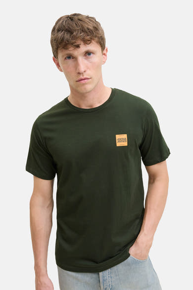 T-shirt à manches courtes vert par ORIGINALS BY JACK & JONES, avec un patch logo carré sur la poitrine.