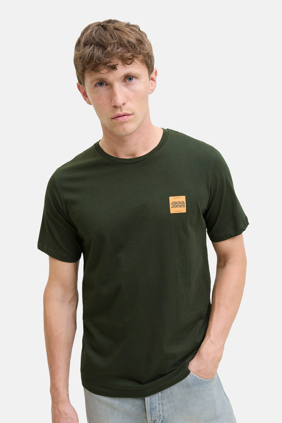 T-shirt à manches courtes vert par ORIGINALS BY JACK & JONES, avec un patch logo carré sur la poitrine.