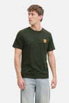 T-shirt à manches courtes vert par ORIGINALS BY JACK & JONES, avec logo carré sur la poitrine et porté avec un jean bleu clair.