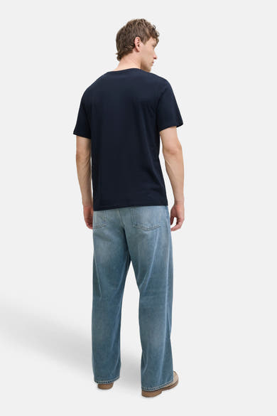 T-shirt à manches courtes bleu marine de ORIGINALS BY JACK & JONES, porté avec un jean ample.
