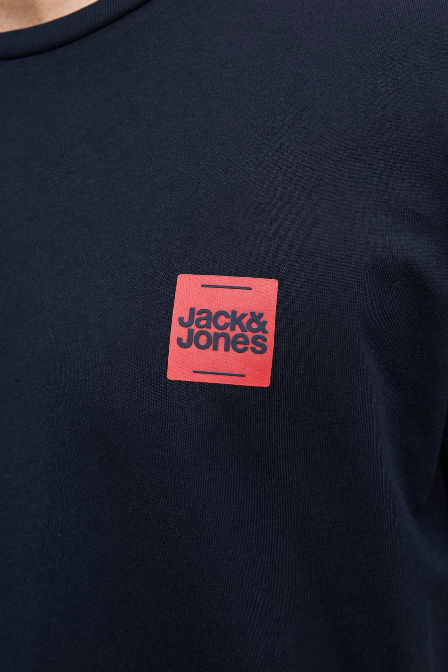 T-shirt à manches courtes bleu marine de ORIGINALS BY JACK & JONES, avec un logo rouge carré.