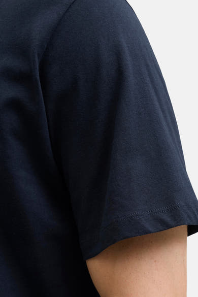 T-shirt bleu à manches courtes par ORIGINALS BY JACK & JONES, montrant une texture de tissu doux et l'ourlet de la manche.