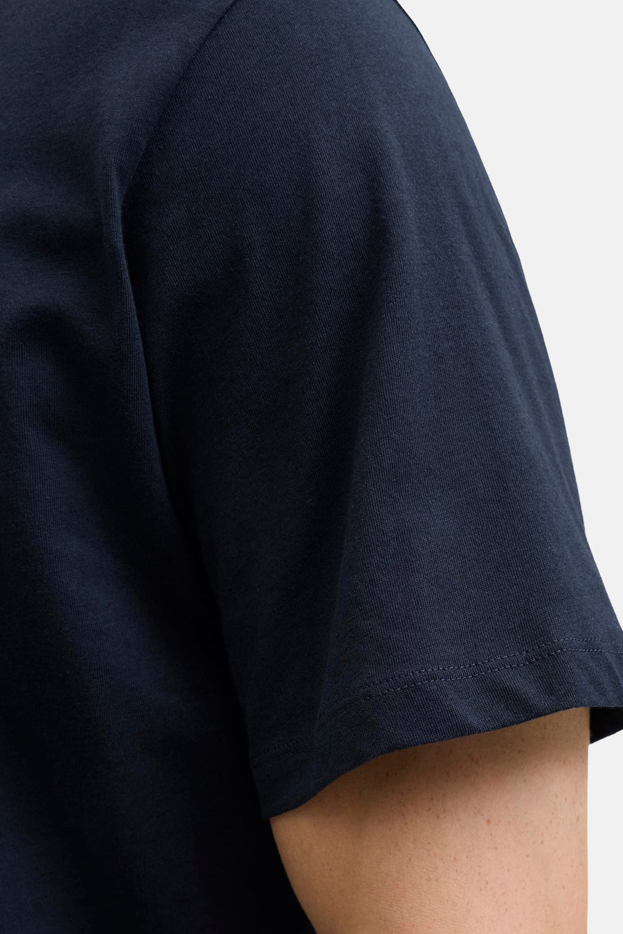 T-shirt bleu à manches courtes par ORIGINALS BY JACK & JONES, montrant une texture de tissu doux et l'ourlet de la manche.