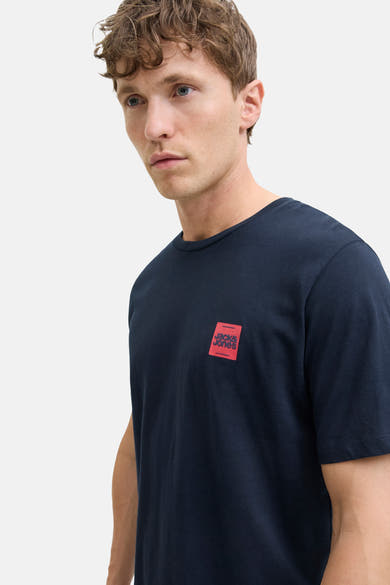 T-shirt bleu à manches courtes par ORIGINALS BY JACK & JONES, logo rouge sur la poitrine.