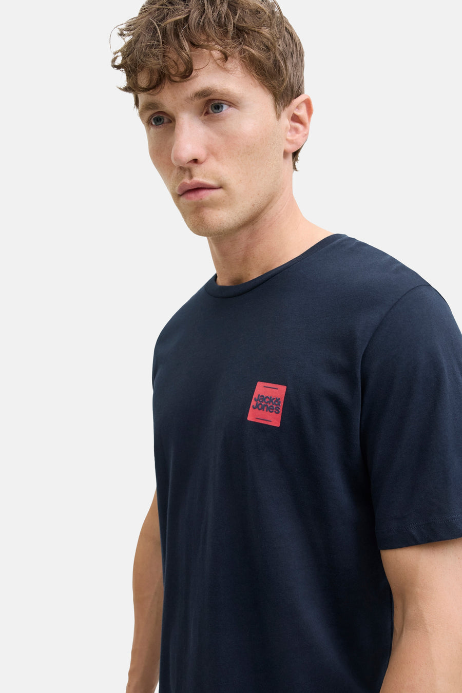 T-shirt bleu à manches courtes par ORIGINALS BY JACK & JONES, logo rouge sur la poitrine.
