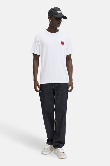 Wit T-shirt met korte mouwen van ORIGINALS BY JACK & JONES, gedragen met een donkere jeans en een zwarte pet.