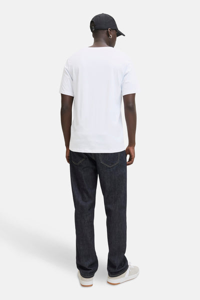 Wit T-shirt met korte mouwen van ORIGINALS BY JACK & JONES, gedragen met een donkerblauwe jeans en sneakers.
