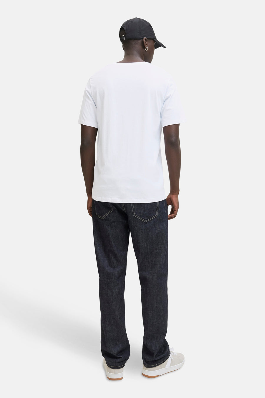 T-shirt à manches courtes blanc par ORIGINALS BY JACK & JONES, porté avec un jean bleu foncé et des baskets.
