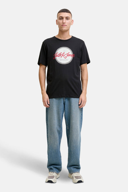 Zwart T-shirt met korte mouwen van ORIGINALS BY JACK & JONES met een logo op de voorkant, gedragen met een blauwe jeans.