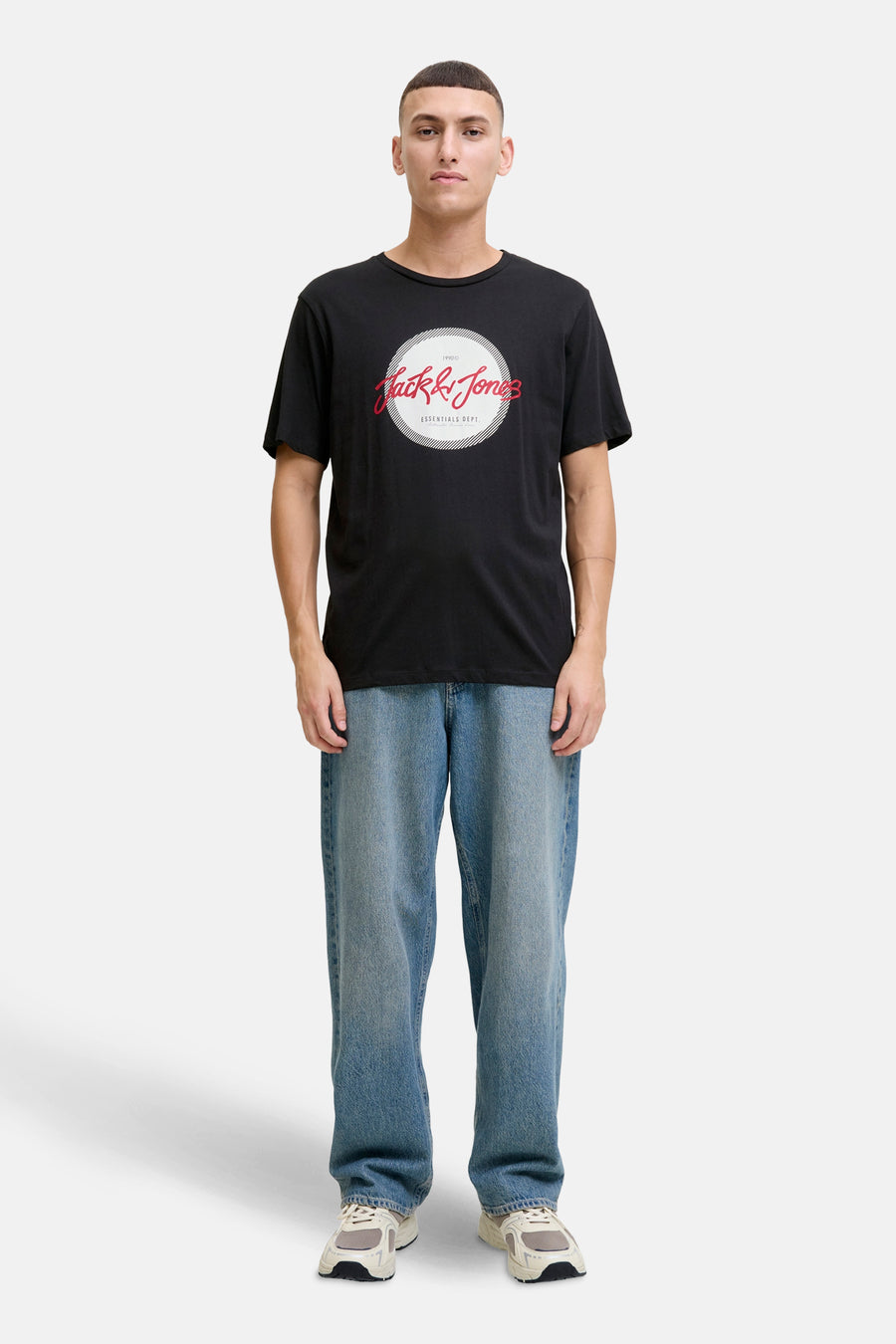 Zwart T-shirt met korte mouwen van ORIGINALS BY JACK & JONES met een logo op de voorkant, gedragen met een blauwe jeans.