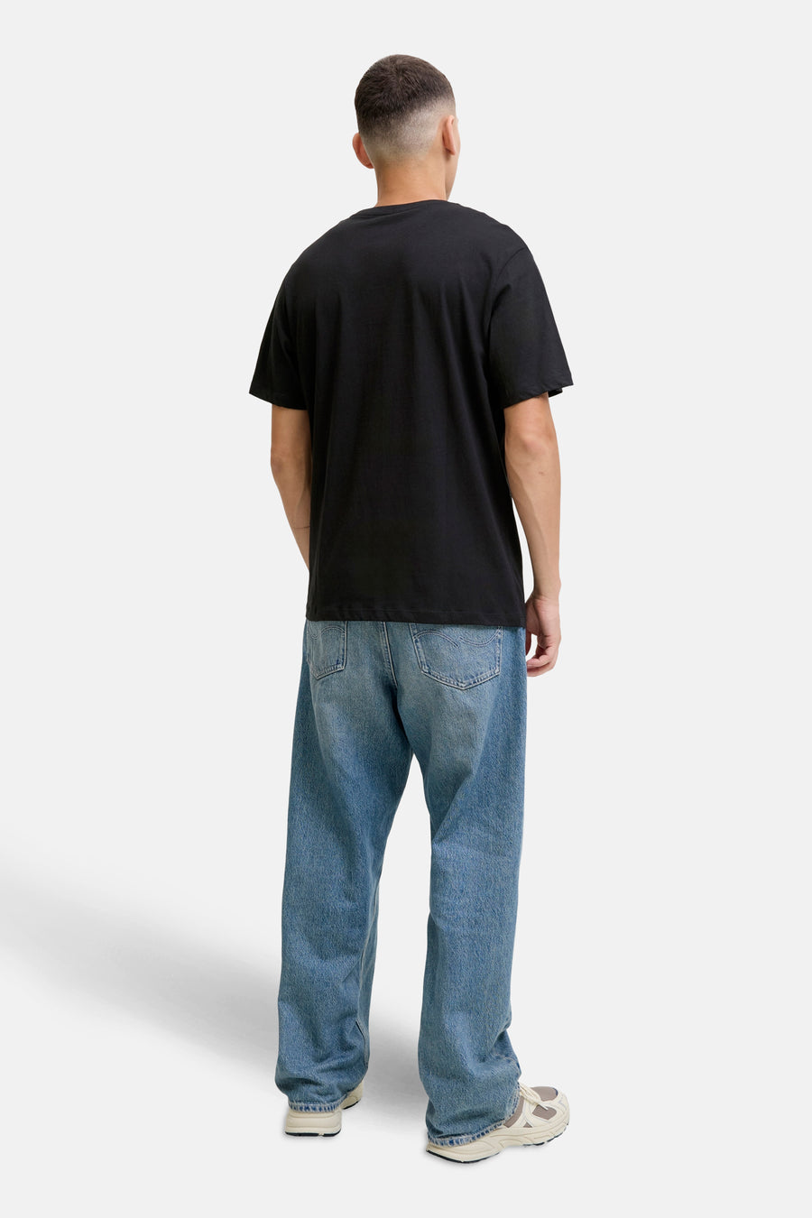 Zwart T-shirt met korte mouwen van ORIGINALS BY JACK & JONES, gedragen met een wijde jeans en sneakers.