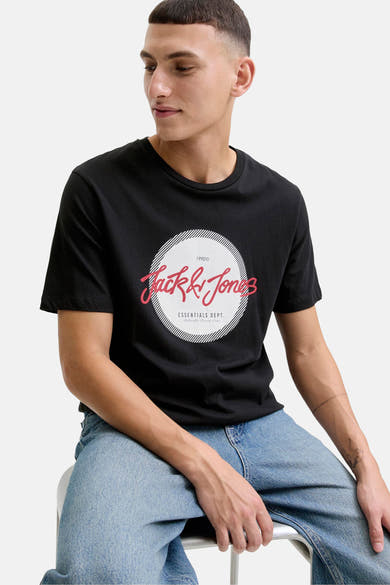 Zwart T-shirt met korte mouwen van ORIGINALS BY JACK & JONES met een print op de voorkant, gedragen met een spijkerbroek.