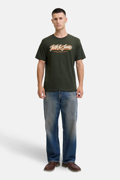 Groen T-shirt met korte mouwen van ORIGINALS BY JACK & JONES met een opdruk op de voorkant, gedragen met een versleten blauwe jeans.