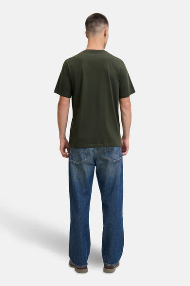Groen T-shirt met korte mouwen van ORIGINALS BY JACK & JONES gedragen met een blauwe jeans, achtergezicht.