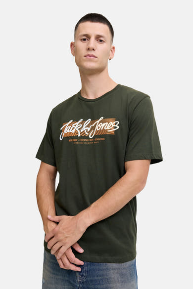Groen T-shirt met korte mouwen van ORIGINALS BY JACK & JONES met opdruk op de voorkant, gedragen met een spijkerbroek.