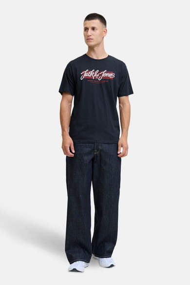Blauw T-shirt met korte mouwen van ORIGINALS BY JACK & JONES, met een opdruk op de voorkant, gedragen met een wijde blauwe jeans.