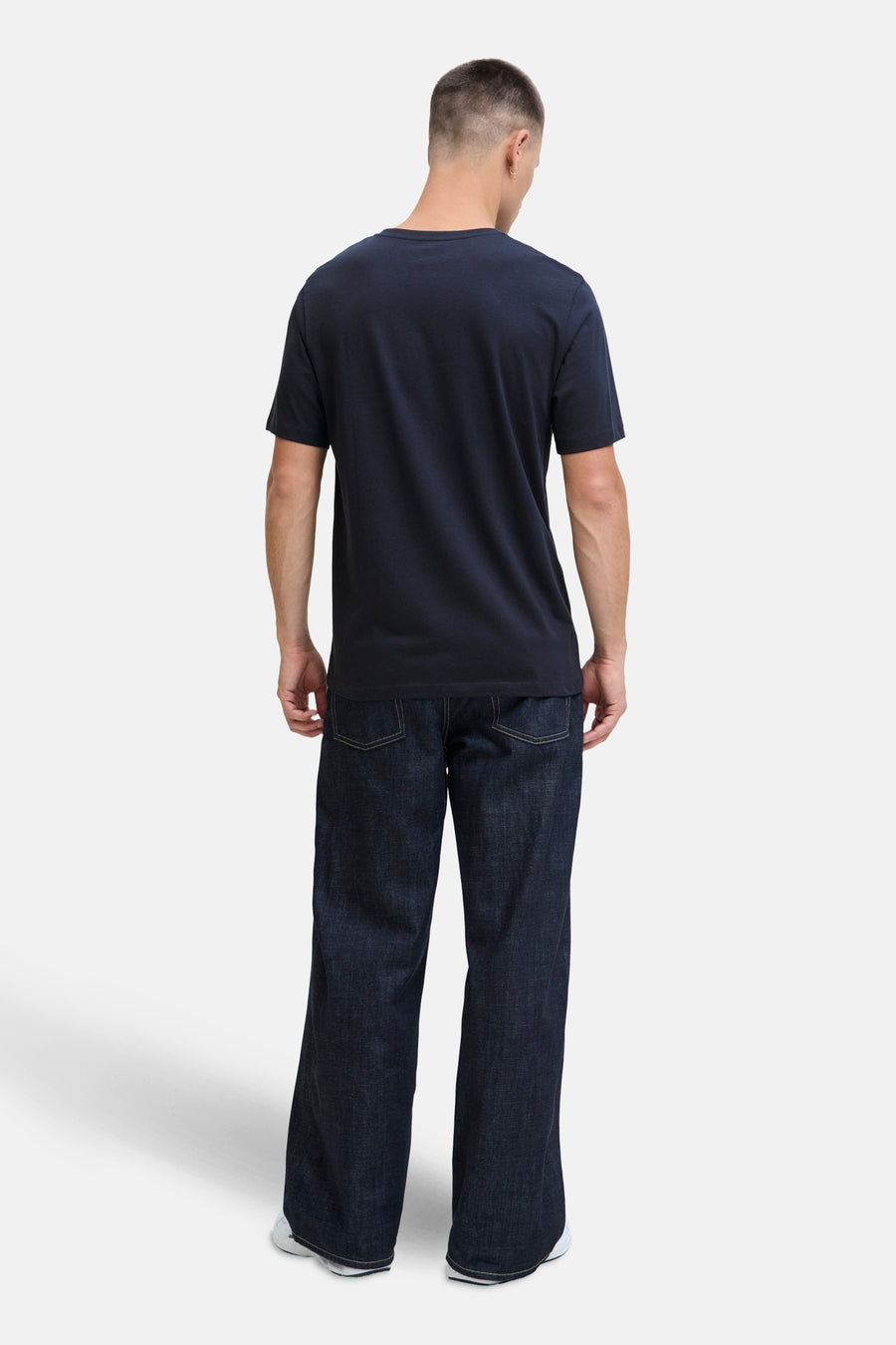 Marineblauw T-shirt met korte mouwen van ORIGINALS BY JACK & JONES, gedragen met een wijde jeans.