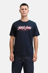Blauw T-shirt met korte mouwen van ORIGINALS BY JACK & JONES, met een opdruk van het logo aan de voorkant, gedragen met een spijkerbroek.
