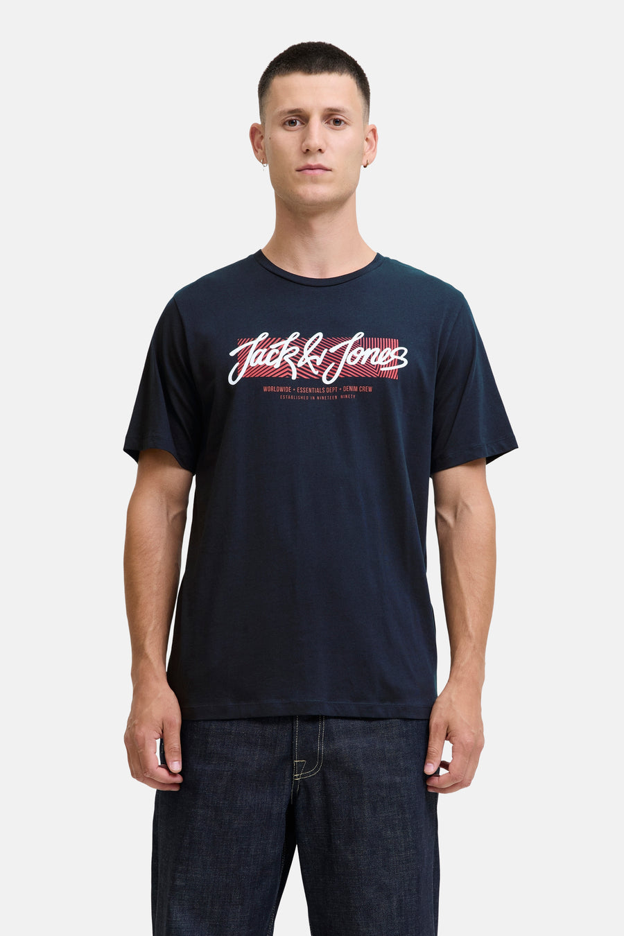 Blauw T-shirt met korte mouwen van ORIGINALS BY JACK & JONES, met een opdruk van het logo aan de voorkant, gedragen met een spijkerbroek.