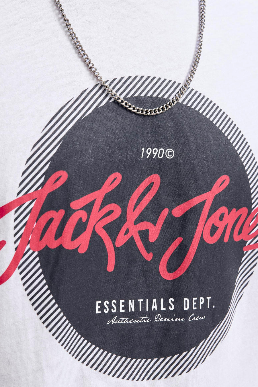 Wit T-shirt met korte mouwen van Originals by Jack & Jones, met zwart en rood grafisch patroon, gedragen met een ketting.