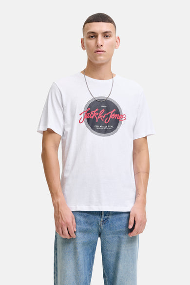 T-shirt blanc à manches courtes by ORIGINALS BY JACK & JONES avec imprimé graphique sur le devant, porté avec un collier et un jean.