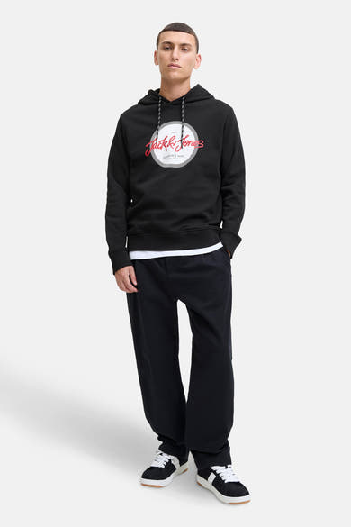 Zwarte hoodie van ORIGINALS BY JACK & JONES, met een opdruk op de voorkant, gedragen met een zwarte broek en sneakers.