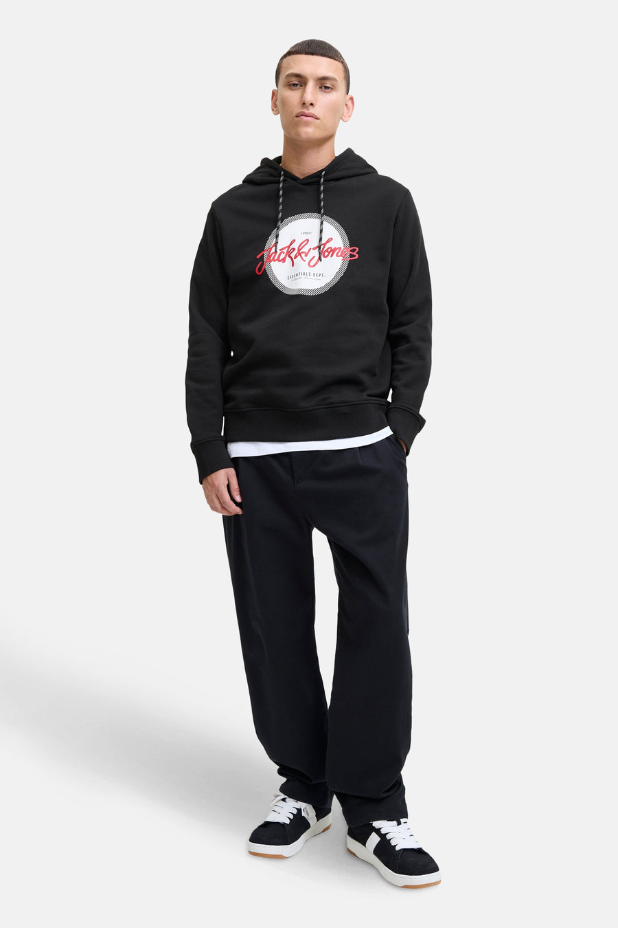 Zwarte hoodie van ORIGINALS BY JACK & JONES, met een opdruk op de voorkant, gedragen met een zwarte broek en sneakers.
