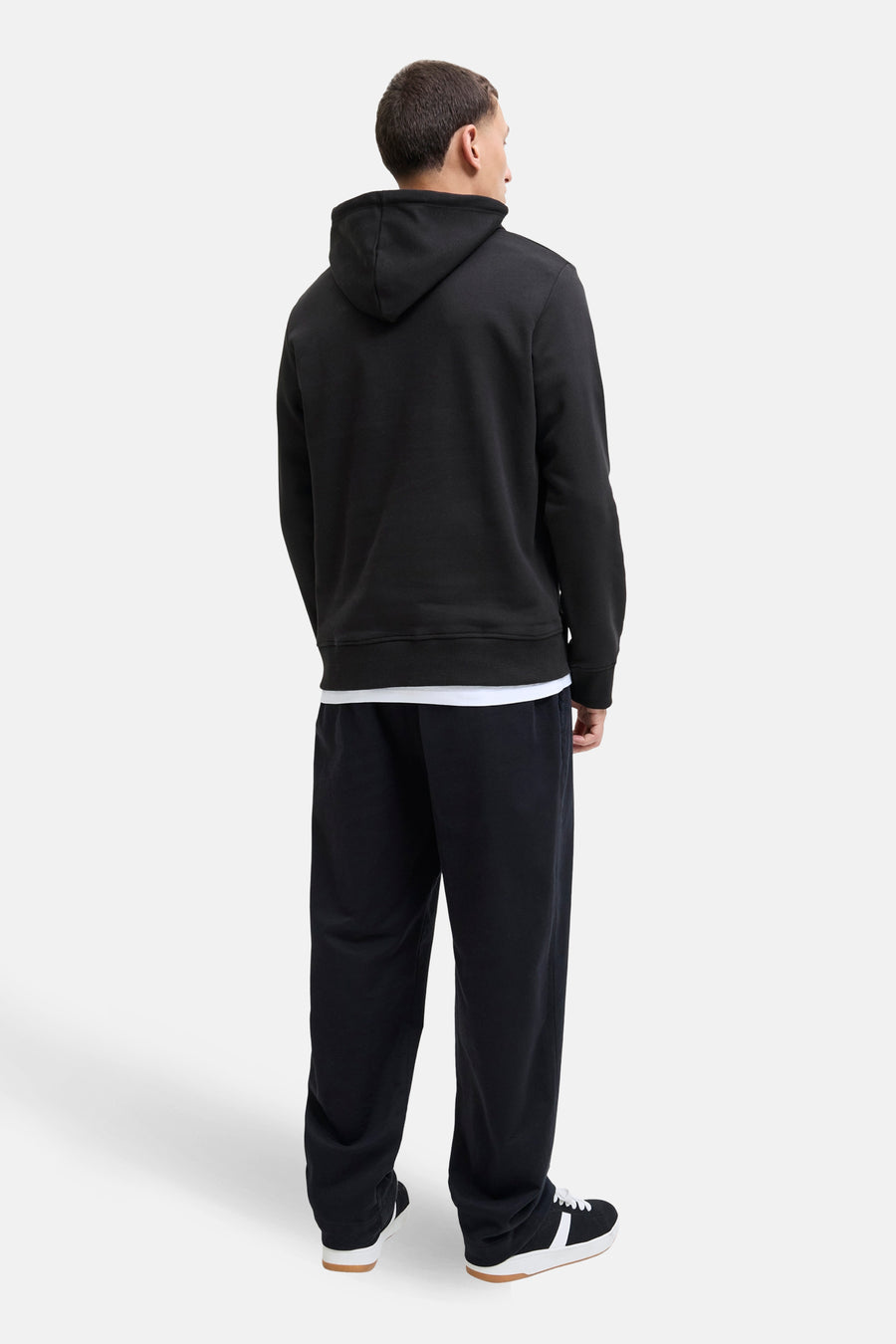 Zwarte hoodie van ORIGINALS BY JACK & JONES, gedragen met een wit T-shirt en een joggingbroek.