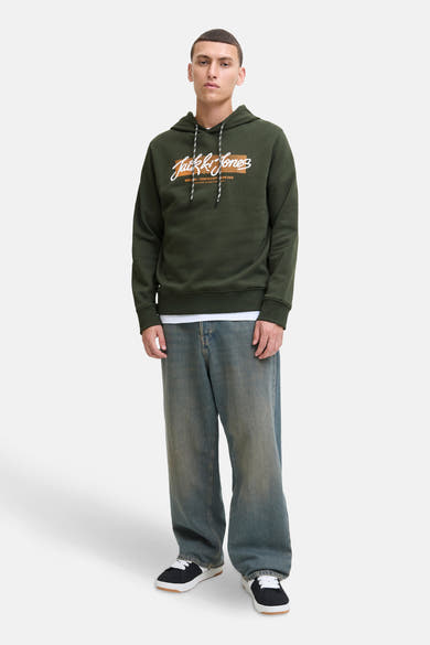 Groene hoodie van ORIGINALS BY JACK & JONES, tweekleurig trekkoord, gedragen met een wit T-shirt en een wijde jeans.