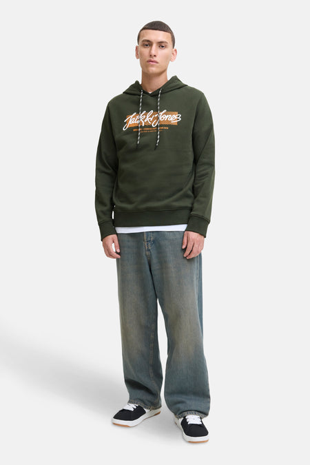 Groene hoodie van ORIGINALS BY JACK & JONES, tweekleurig trekkoord, gedragen met een wit T-shirt en een wijde jeans.