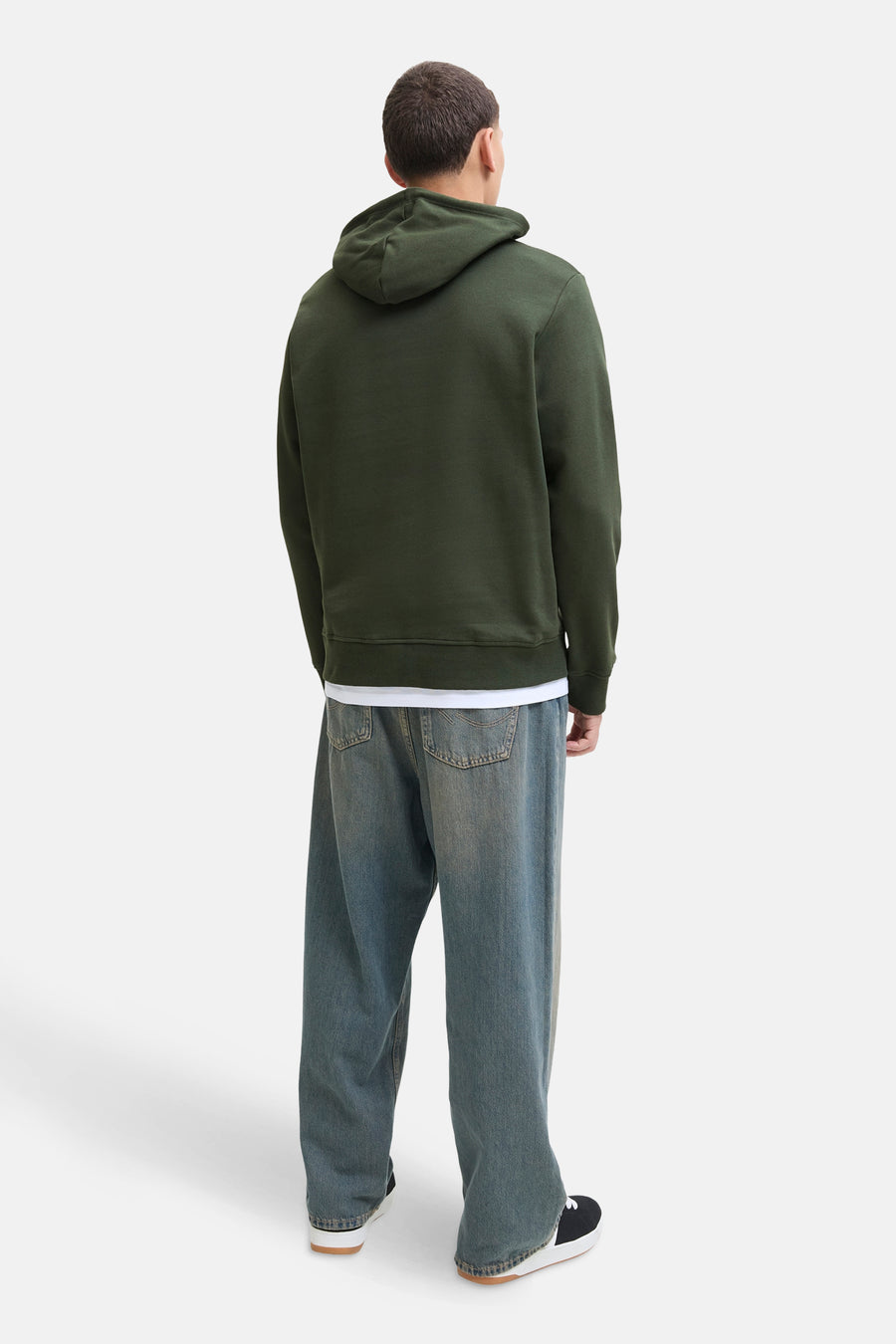 Groene hoodie van Originals by Jack & Jones, gedragen met een wit T-shirt en een wijde jeans.