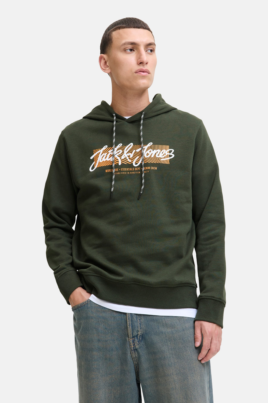 Groene hoodie van ORIGINALS BY JACK & JONES, met trekkoord, gedragen met een wit T-shirt en een blauwe jeans.