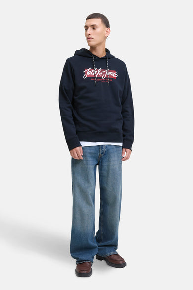 Marineblauwe hoodie van ORIGINALS BY JACK & JONES, gedragen met een wijde blauwe jeans en bruine loafers.