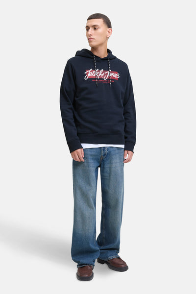 Marineblauwe hoodie van ORIGINALS BY JACK & JONES, gedragen met een wijde blauwe jeans en bruine loafers.
