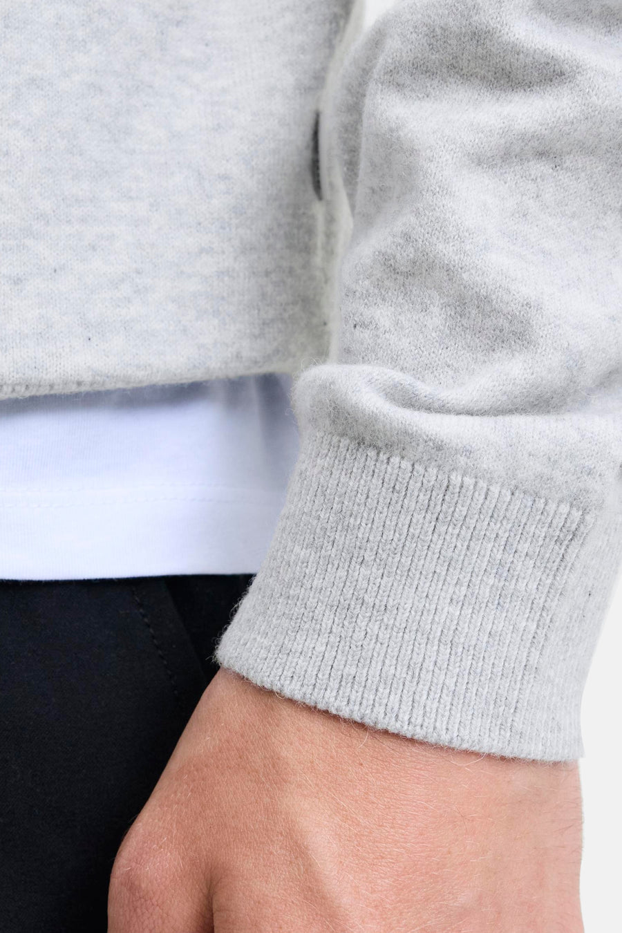 Pull à col rond gris de PREMIUM by JACK & JONES, avec poignet côtelé et détail du T-shirt blanc.