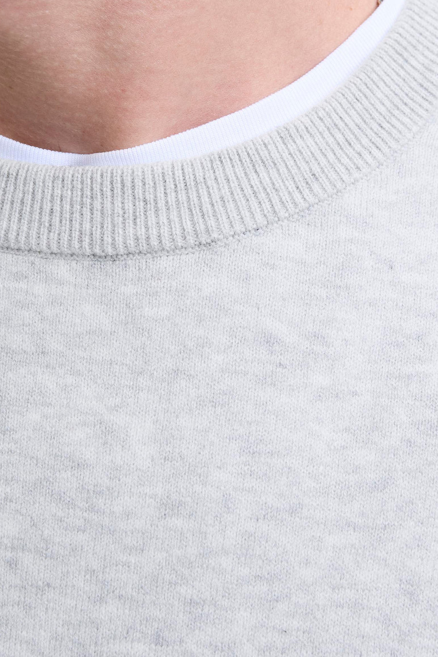 Pull à col rond gris de PREMIUM by JACK & JONES, avec un t-shirt blanc en dessous.