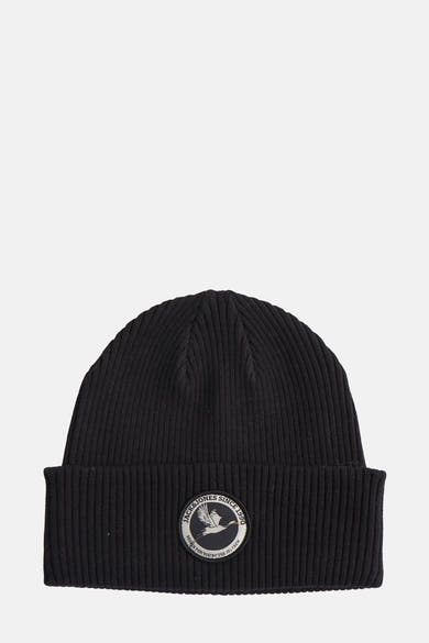 Bonnet noir en tricot par Accessories by Jack & Jones, avec écusson circulaire sur le devant.