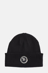 Bonnet noir en tricot par Accessories by Jack & Jones, avec écusson circulaire sur le devant.