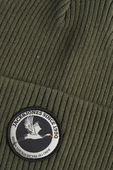 Bonnet vert en tricot, de ACCESSORIES BY JACK & JONES, avec écusson rond cousu, et texture côtelée.
