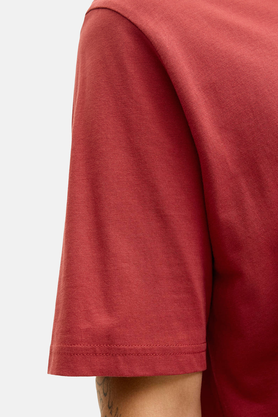 T-shirt à manches courtes rouge de ORIGINALS BY JACK & JONES, montrant la texture du tissu et la couture de la manche.