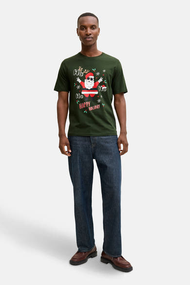 T-shirt vert à manches courtes par ORIGINALS BY JACK & JONES, avec motif de père Noël amusant, porté avec un jean décontracté.
