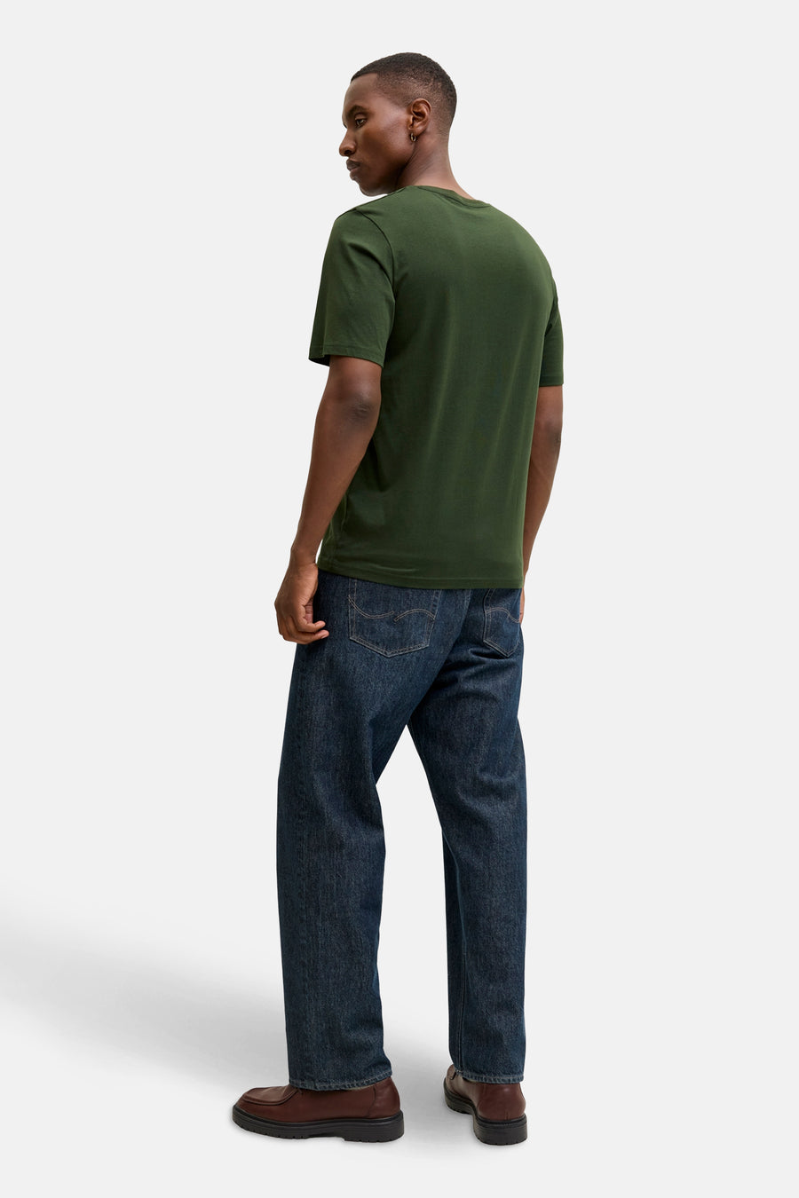 T-shirt à manches courtes vert de ORIGINALS BY JACK & JONES, porté avec un jean ample et des chaussures en cuir marron.