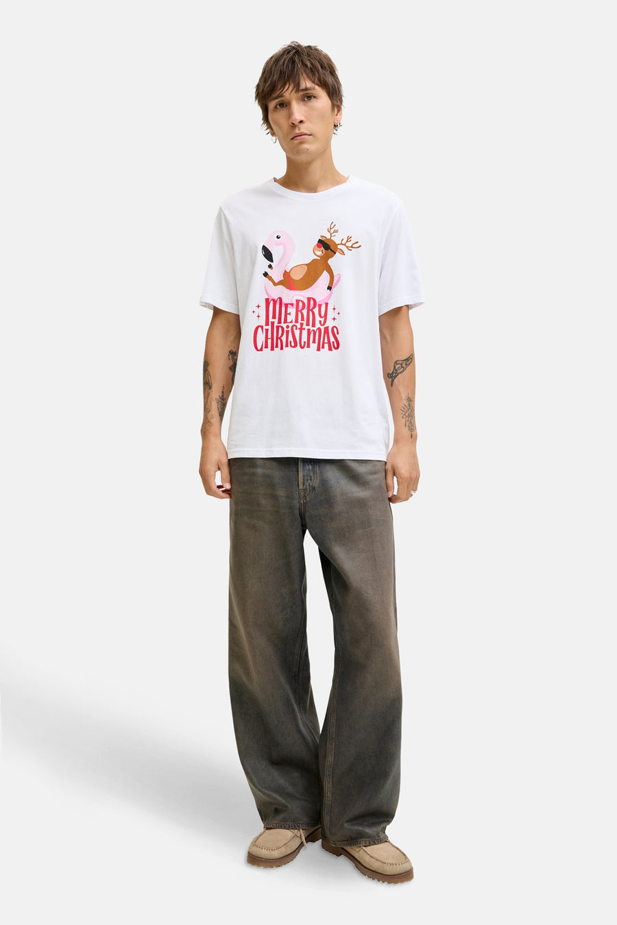 T-shirt à manches courtes blanc d'ORIGINALS BY JACK & JONES avec imprimé de Noël, porté avec un jean ample et des mocassins.
