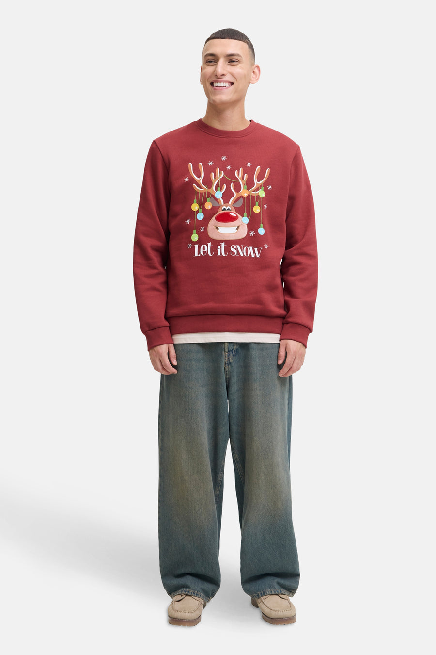 Sweat rouge de ORIGINALS BY JACK & JONES avec motif renne et texte "Let it snow", porté avec jean ample et mocassins.