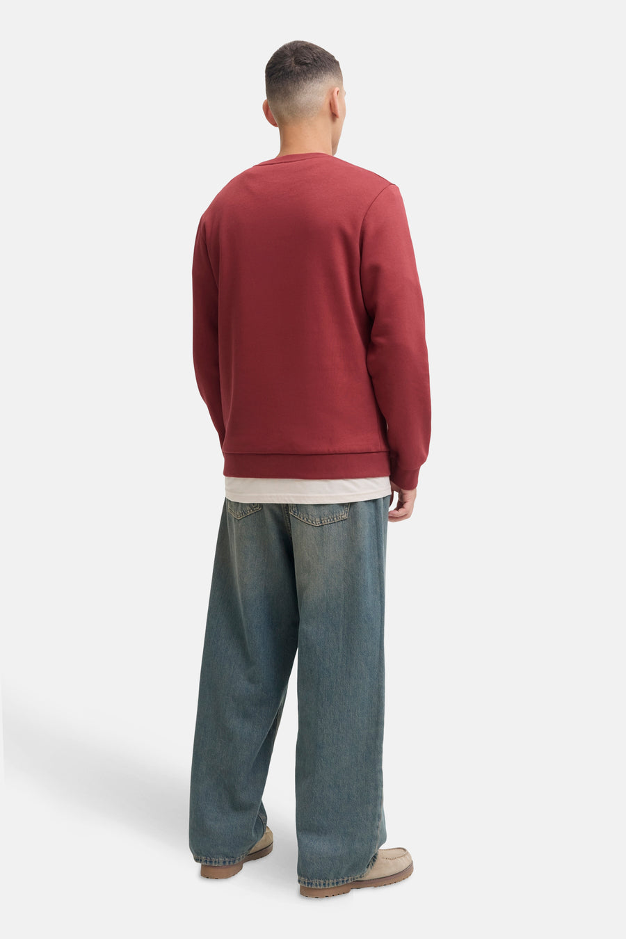 Sweat rouge par ORIGINALS BY JACK & JONES, porté avec un t-shirt blanc et un jean ample.