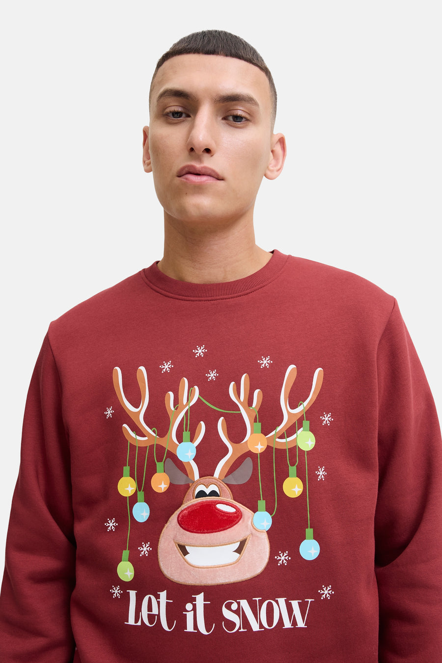 Sweat rouge à col rond par ORIGINALS BY JACK & JONES avec motif de renne de Noël et inscription « Let it Snow ».
