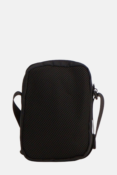 Zwarte schoudertas van ACCESSORIES BY JACK & JONES, met een mesh-textuur aan de achterkant.