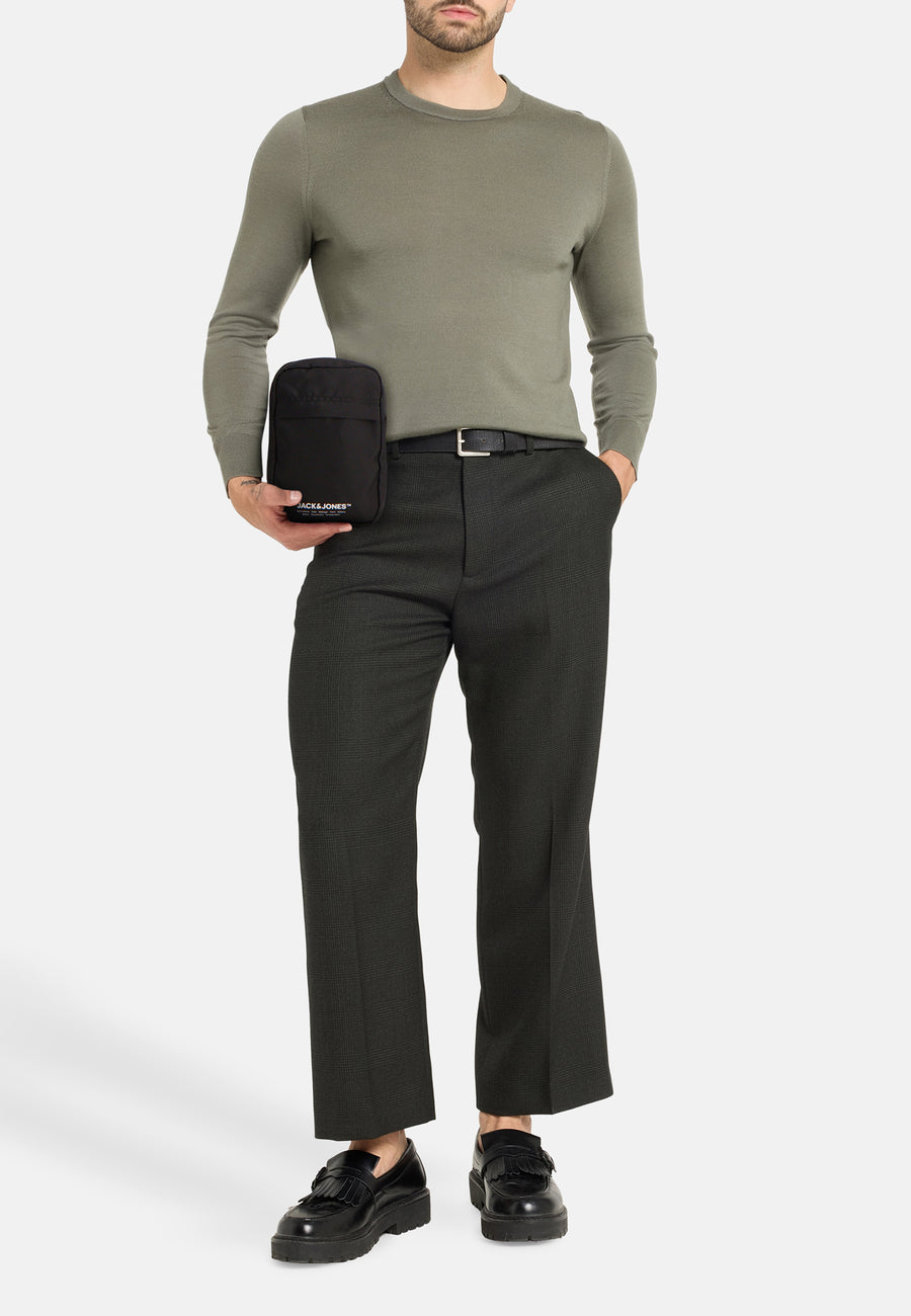 Sac à bandoulière noir d'ACCESSORIES BY JACK & JONES, porté avec un pull gris et un pantalon à carreaux.
