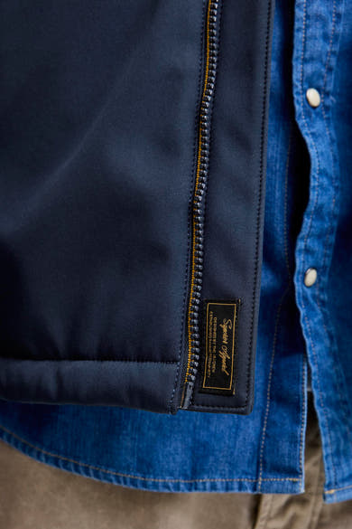 Veste courte bleue by PREMIUM BLUE by JACK & JONES avec fermeture éclair jaune et étiquette logotypée.